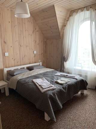 Дома для отпуска Holiday home with sauna in Pochaiv Почаев Двухместный номер с 1 кроватью, вид на парк-6